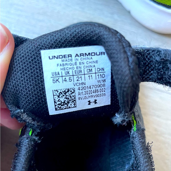 Under Armour sneakers (boys) Size 5 - Picture 4 of 6